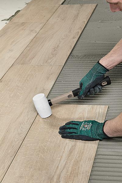 Ardex Gummihammer im Einsatz