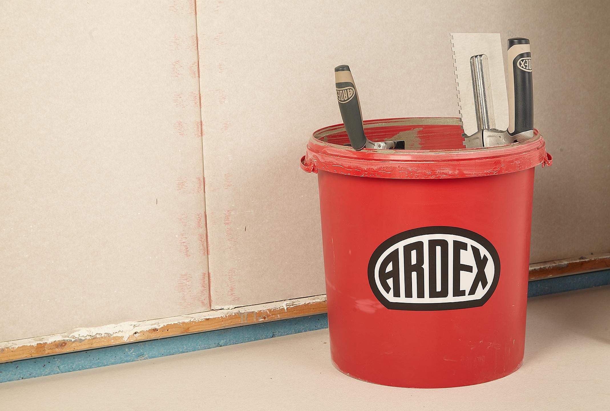 Ardex Eimer mit Ardex Kellen